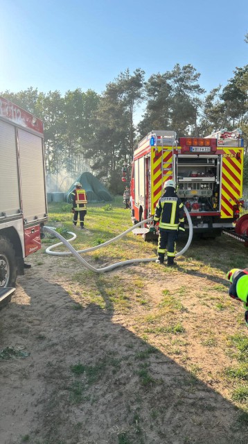 TLF 3000 (links) und TSF-W Hattorf (rechts) speisen das HLF 20/16, Foto: Freiwillige Feuerwehr Heiligendorf